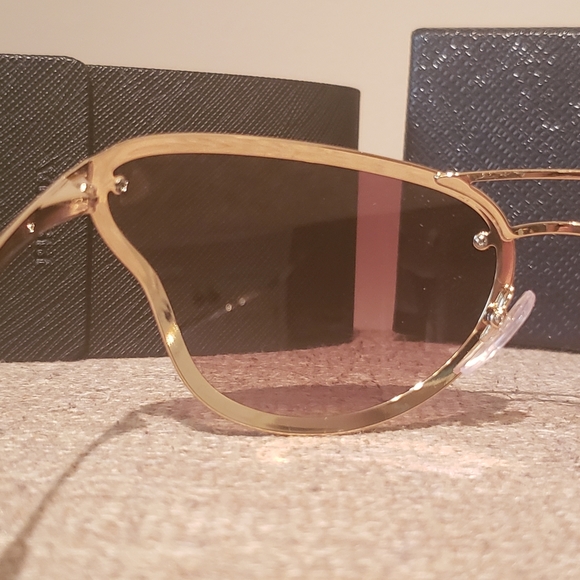 Prada Catwalk Sunglasses PR74VS (102) display picture 2